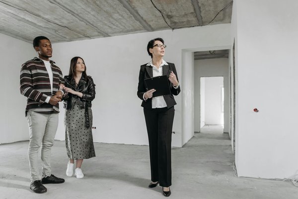 Piscine Rectangulaire : Semi-enterrée ou Enterrée ? Le Guide Indispensable pour Faire le Bon Choix !